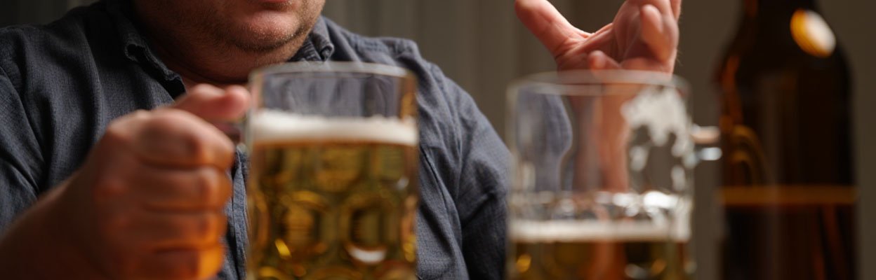 Мужчина со стаканом пива